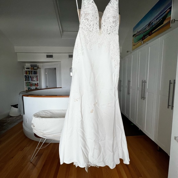 Essence of Australia simple, sexy gown D2503 - Picture 3 of 11